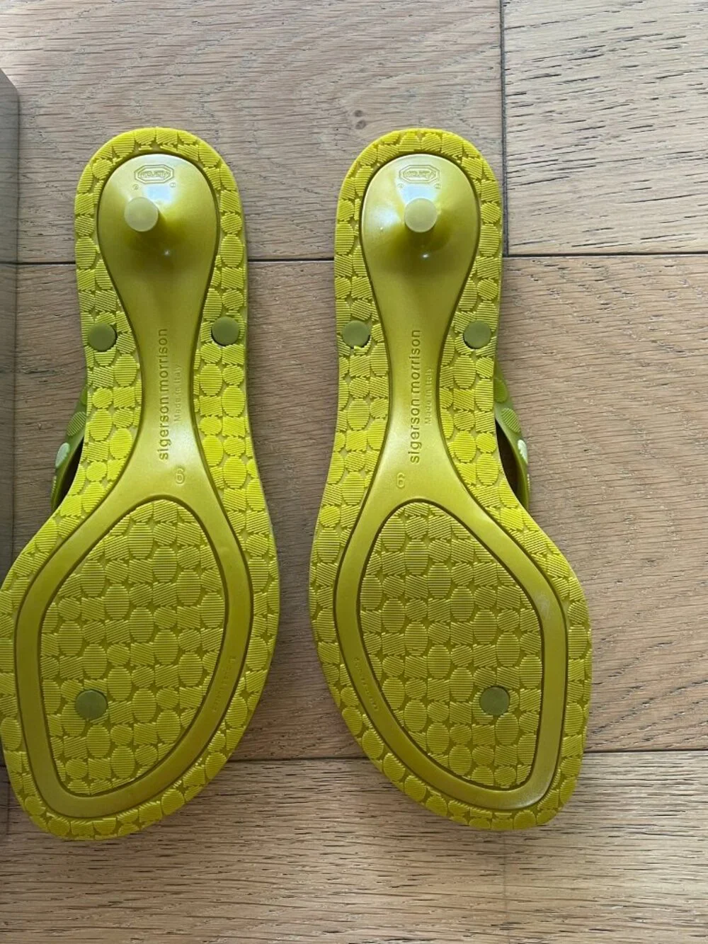 Sigerson Morrison Lime Green Thong Sandals - Size 9, - Picture 3 of 5